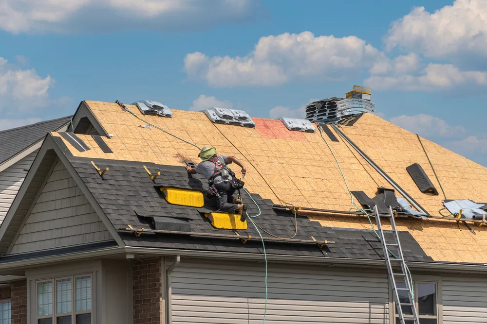 Experienced roofing contractors installing a new roof in New Castle County, Delaware